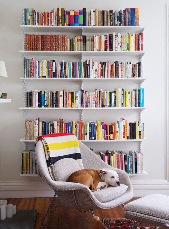 11 formas de decorar con estantes de libros en tu habitación 9