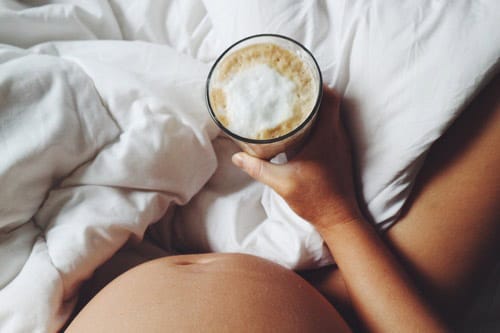 Tips-para-sobrevivir-al-calor-durante-el-embarazo-hidratacion