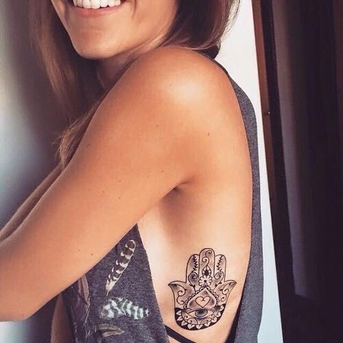 Tatuajes en las costillas