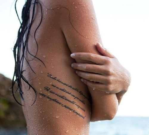 Tatuajes en las costillas