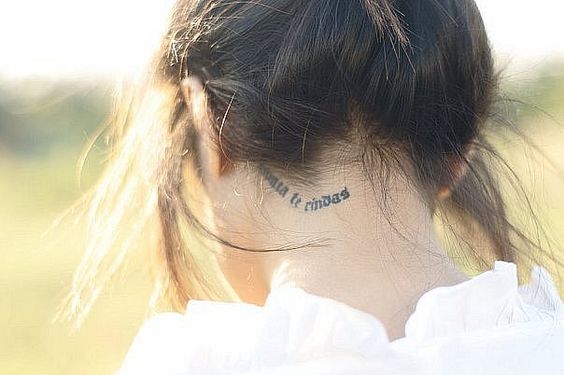 tatuaje detrás de la oreja