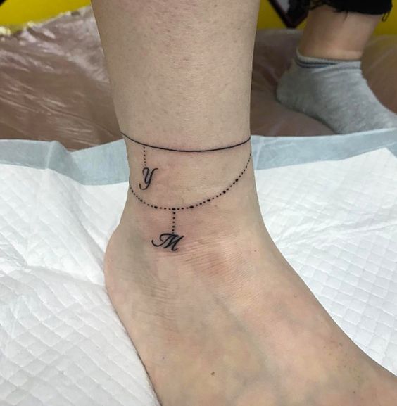 Tatuajes de iniciales para que lleves marcado para siempre el amor 6