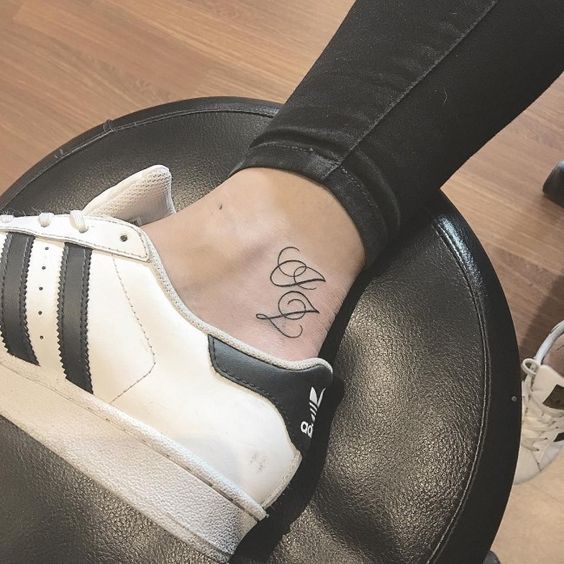 Tatuajes de iniciales para que lleves marcado para siempre el amor 2