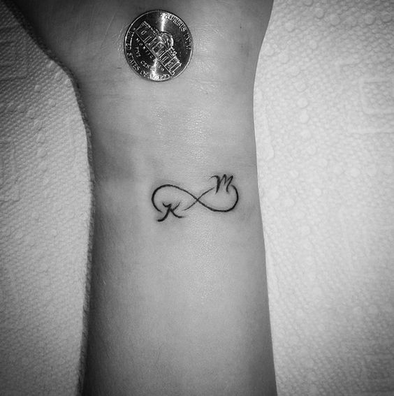Tatuajes de iniciales para que lleves marcado para siempre el amor 9