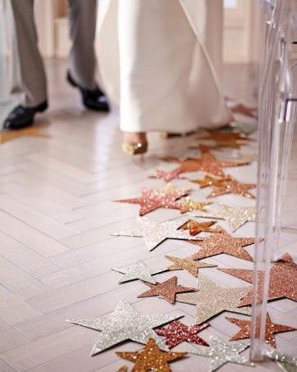 Hermosas ideas para decorar el camino de la novia al altar 6