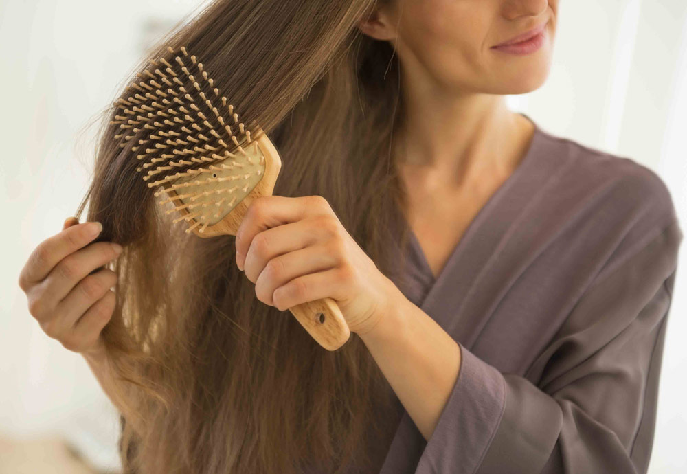 habitos-hacen-se-te-caiga-el-cabello-cepillado