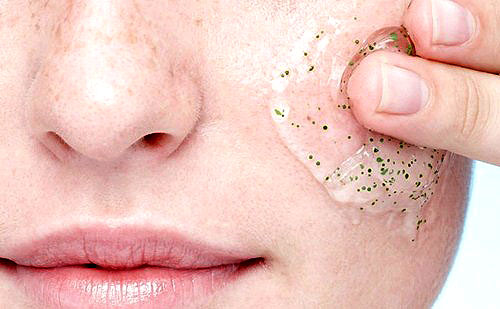 trucos-eliminar-brillo-de-la-cara-exfoliante