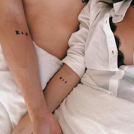 Tatuajes de iniciales para que lleves marcado para siempre el amor 8