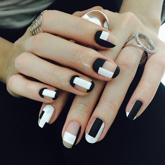 10 diseños de uñas minimalistas en blanco y negro que amarás 3