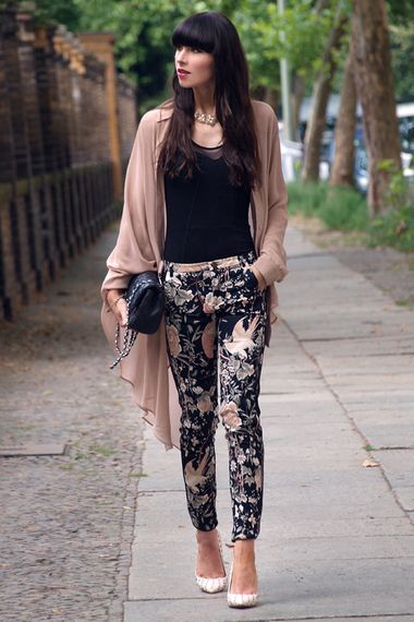 usar-tus-prendas-de-flores-en-invierno-pantalon