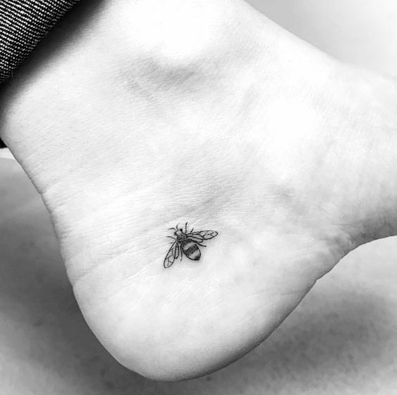 10 tatuajes sencillos que lucirán hermosos en tus tobillos 19