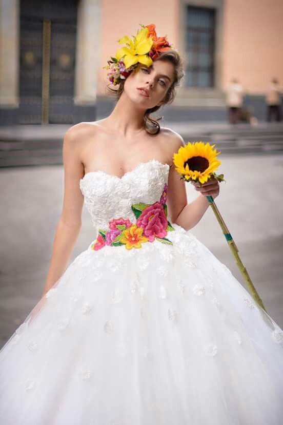 10 ideas de vestidos de novia mexicanos que te dejarán sin aliento 1