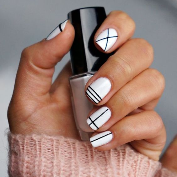10 diseños de uñas minimalistas en blanco y negro que amarás 0