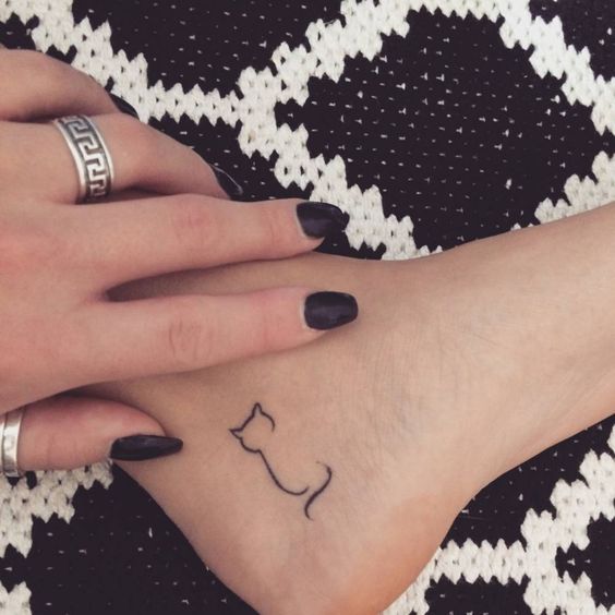 10 tatuajes sencillos que lucirán hermosos en tus tobillos 20