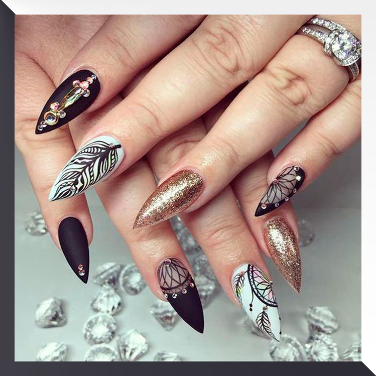 10 ideas de uñas negro con dorado perfectas y elegantes