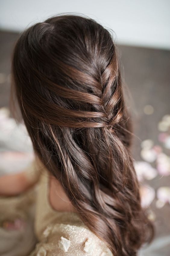 10 peinados de cabello suelto para asistir a una boda 9