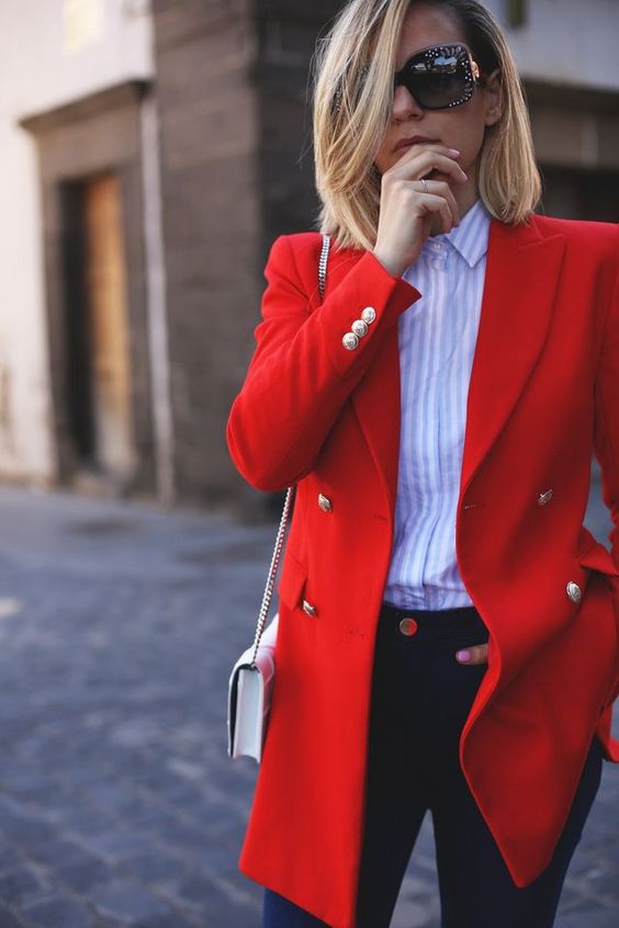 10 formas modernas de combinar tu abrigo rojo | Mujer de 10