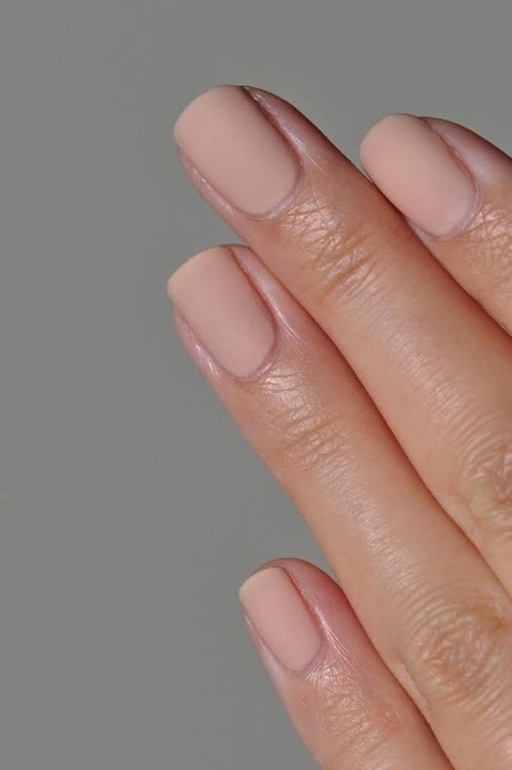 10 diseños de uñas discretas y elegantes para la oficina 7