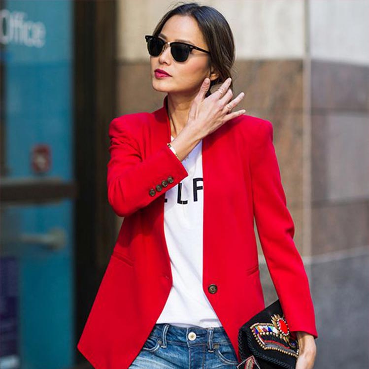 10 formas modernas de combinar tu abrigo rojo