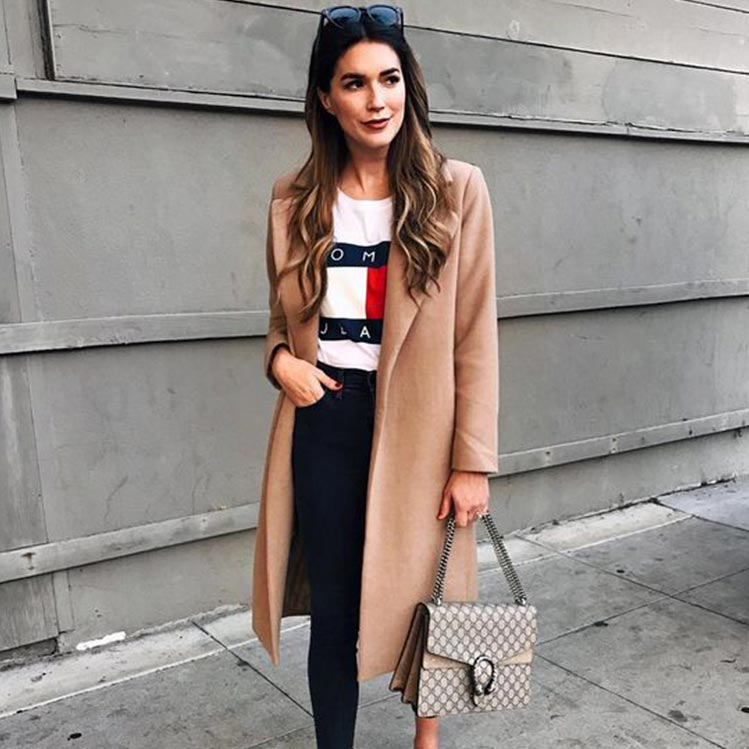 10 outfits elegantes con abrigos beige para regresar a la oficina