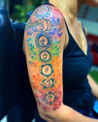 Chakras en brazo de mujer 