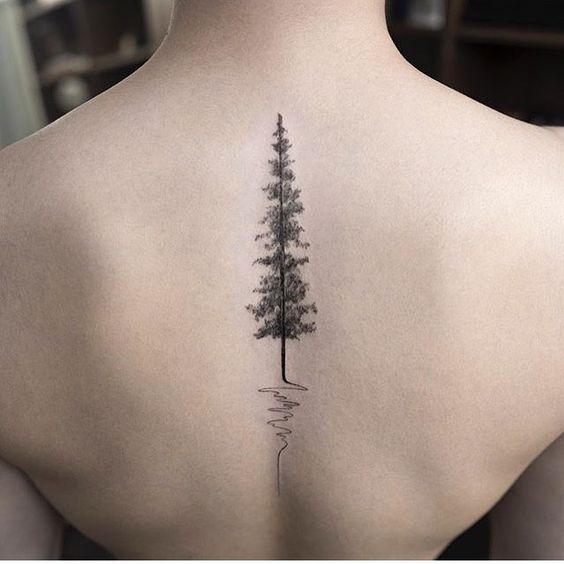 10 Tatuajes lineales en la espalda que te haran lucir súper sexy 7