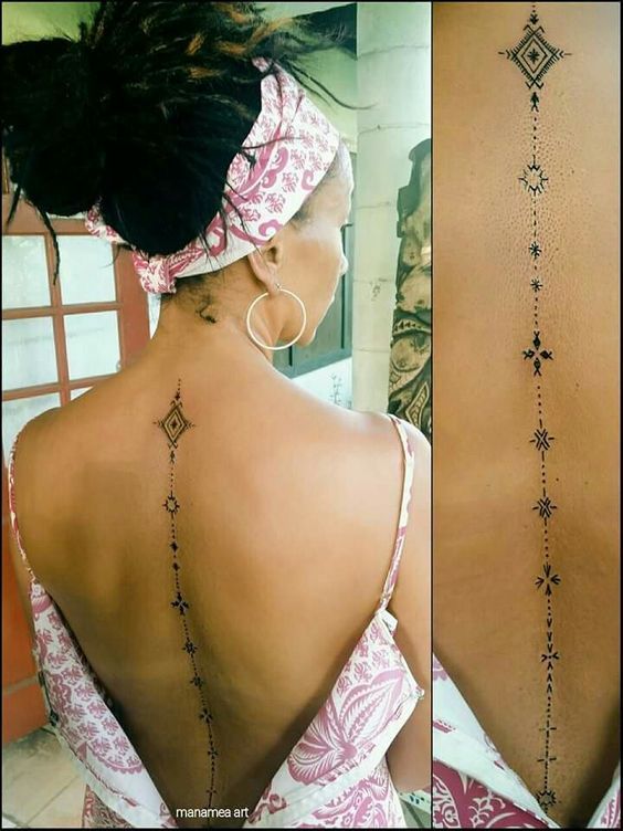10 Tatuajes lineales en la espalda que te haran lucir súper sexy 4