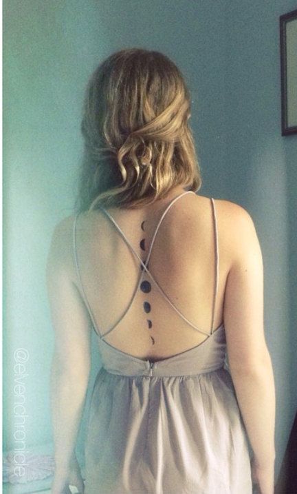 10 Tatuajes lineales en la espalda que te haran lucir súper sexy 5