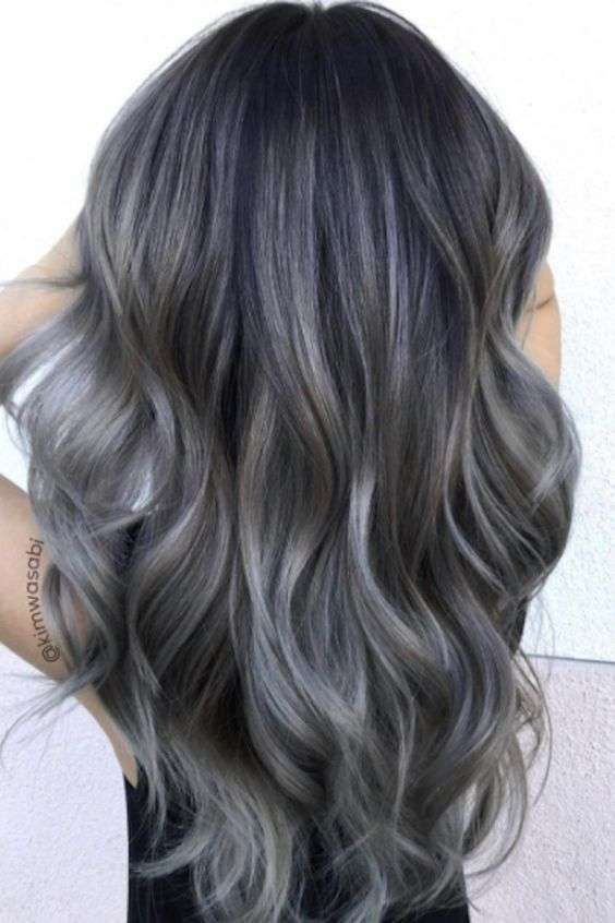 mechas-grises-cabello-oscuro