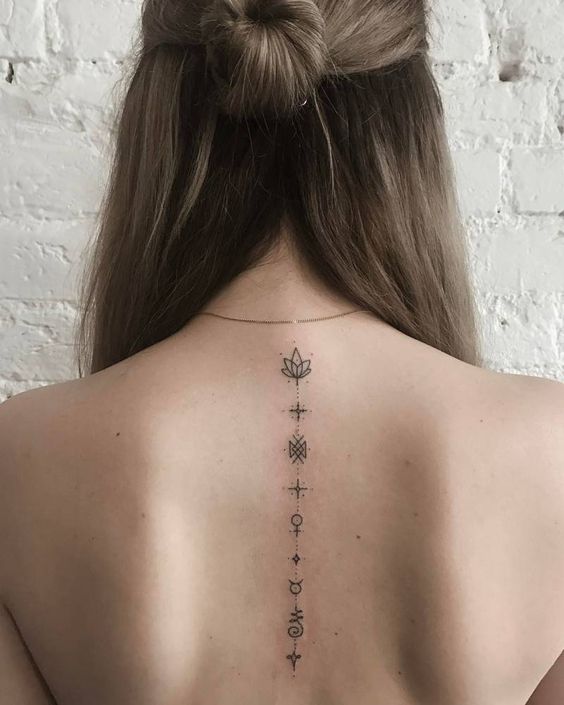 10 Tatuajes lineales en la espalda que te haran lucir súper sexy 1