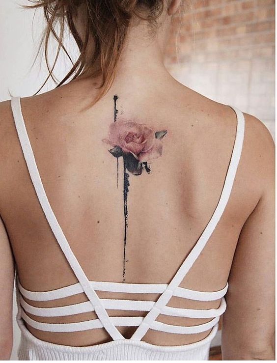 10 Tatuajes lineales en la espalda que te haran lucir súper sexy 2