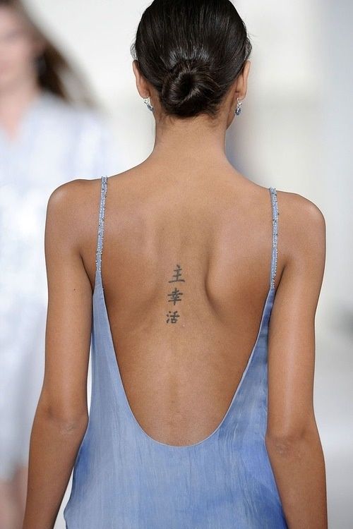 10 Tatuajes lineales en la espalda que te haran lucir súper sexy 3