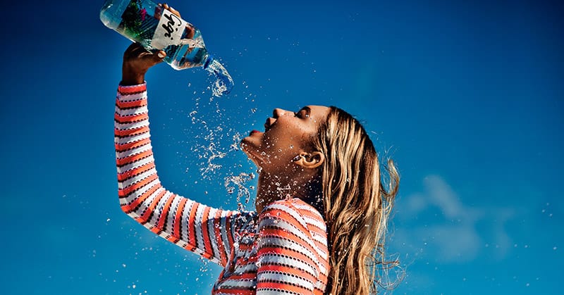 Gigi-Hadid-drinking-water-DailyMail