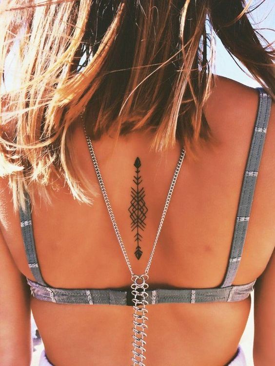 10 Tatuajes lineales en la espalda que te haran lucir súper sexy 9