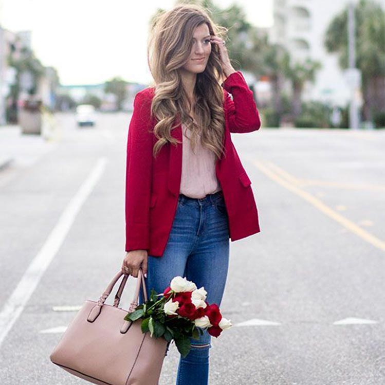 10 outfits románticos con rojo que enamorarán a cualquiera