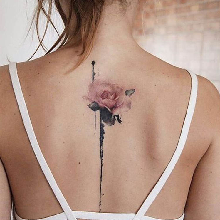 10 Tatuajes lineales en la espalda que te haran lucir súper sexy