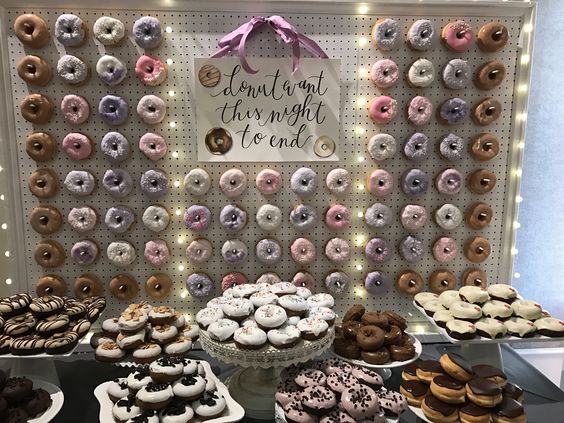 10 ideas originales para poner una pared de donas en tu boda 4