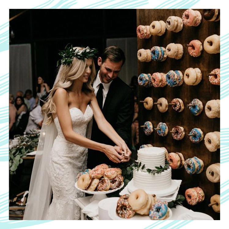 10 ideas originales para poner una pared de donas en tu boda