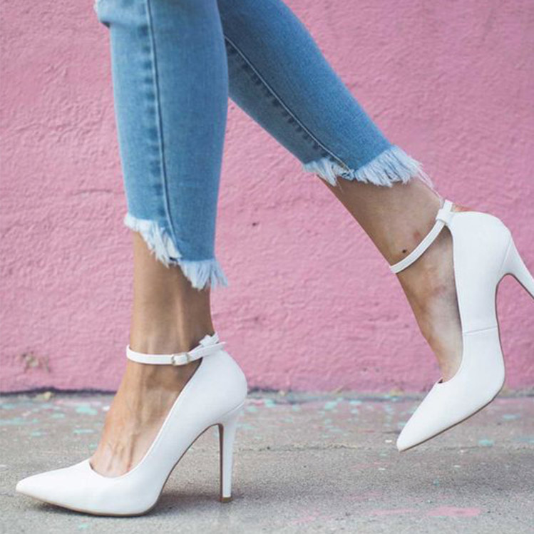 10 outfits modernos con los que sí puedes usar tacones blancos