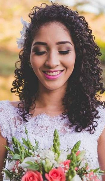 10 hermosos peinados para novias de cabello rizado 0