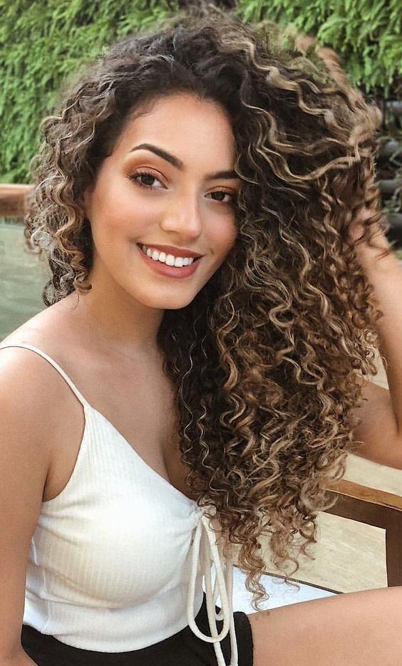 10 tintes ideales para que resalte tu cabello rizado 7