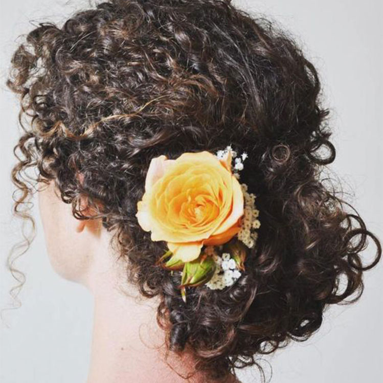 10 hermosos peinados para novias de cabello rizado