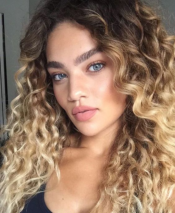10 tintes ideales para que resalte tu cabello rizado 4