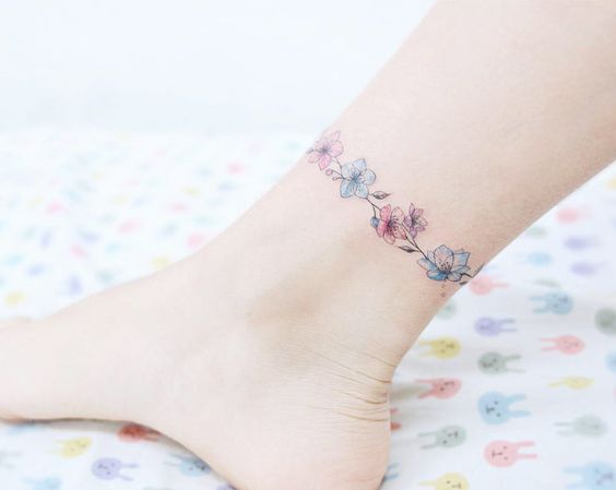 8 Tatuajes de pulsera en los tobillos que te encantarán 7