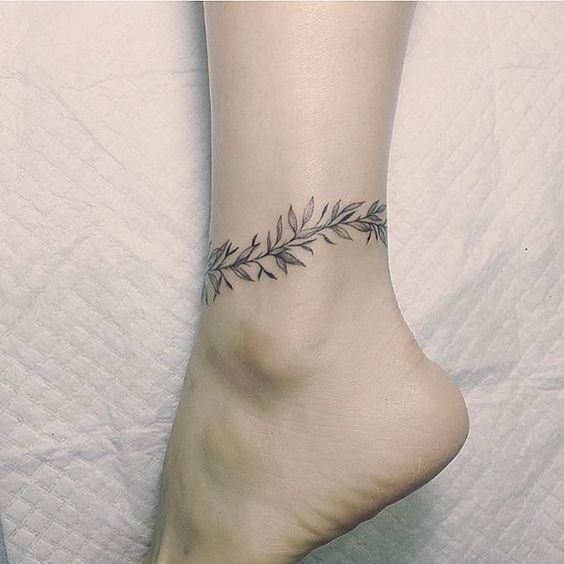 8 Tatuajes de pulsera en los tobillos que te encantarán 1