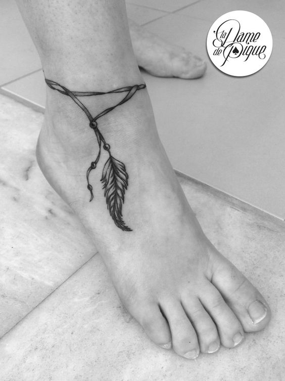 8 Tatuajes de pulsera en los tobillos que te encantarán 3