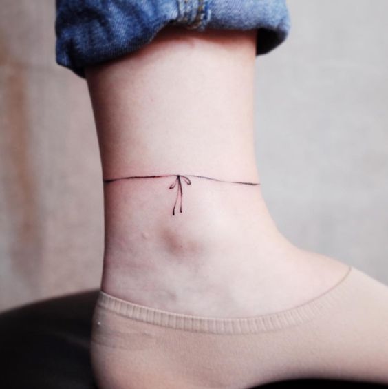 8 Tatuajes de pulsera en los tobillos que te encantarán 0