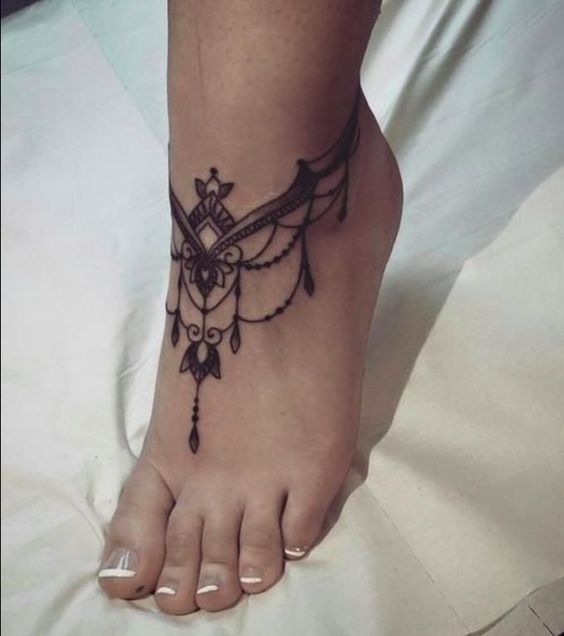 8 Tatuajes de pulsera en los tobillos que te encantarán 4