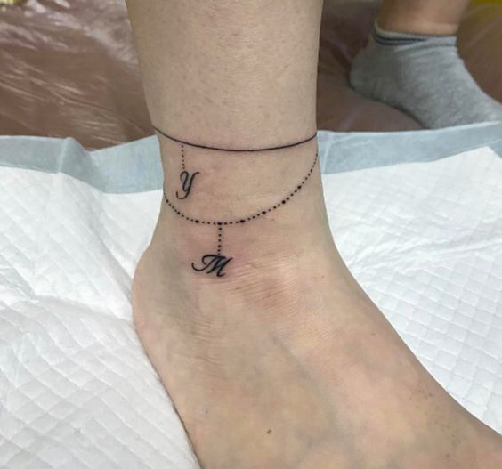 8 Tatuajes de pulsera en los tobillos que te encantarán 5