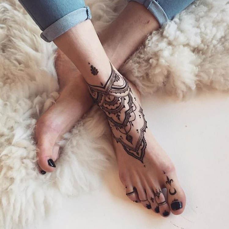 8 Tatuajes de pulsera en los tobillos que te encantarán